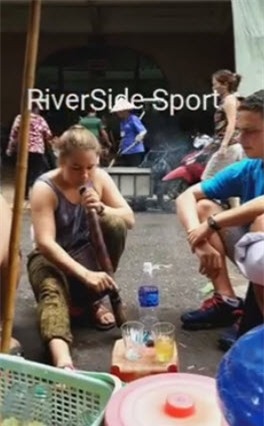 co gai tay to mo cam dieu thuoc lao hut thu nhan cai ket "so den gia" - 1