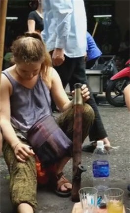 co gai tay to mo cam dieu thuoc lao hut thu nhan cai ket "so den gia" - 2