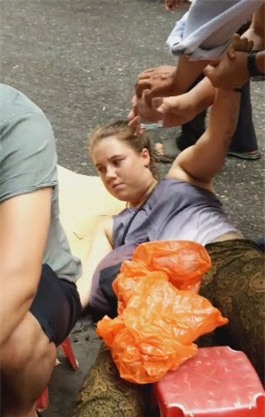 co gai tay to mo cam dieu thuoc lao hut thu nhan cai ket "so den gia" - 4