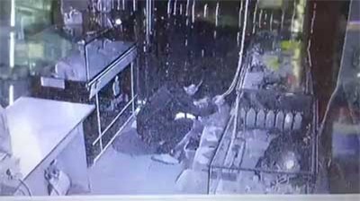 Ke trom du day nhu xiec vao cua hang dien thoai hinh anh 2