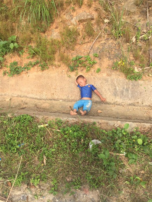 be trai 3 tuoi ra "hong" vu tai nan giao thong roi ngu quen luon tai hien truong - 1