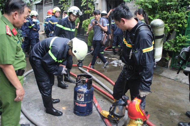 Chay nha trong hem o Sai Gon, nhieu nguoi thao chay hinh anh 1