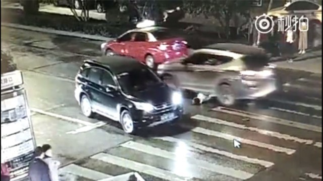 Sự vô cảm đến rùng mình của người qua đường khi thấy cô gái nằm ngắc ngoải trên đường sau tai nạn - Ảnh 3.