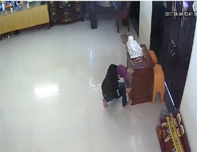 Clip: Nam thanh niên cạy thùng công đức trong chùa ở Quảng Nam để trộm tiền - Ảnh 2.