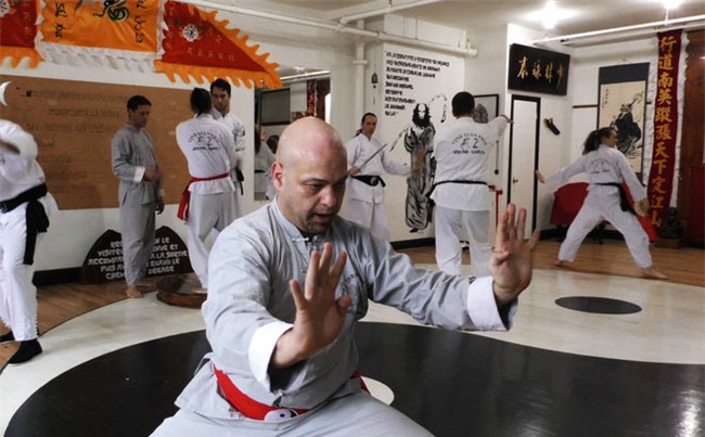 Báo Tây bóc mẽ: Võ sư Vịnh Xuân thua sấp mặt ở Việt Nam - 1