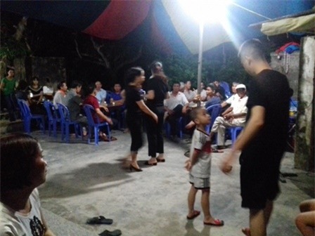 Đã đưa 2 thi thể phụ huynh tử nạn ở Vĩnh Phúc về nhà - Ảnh 1.