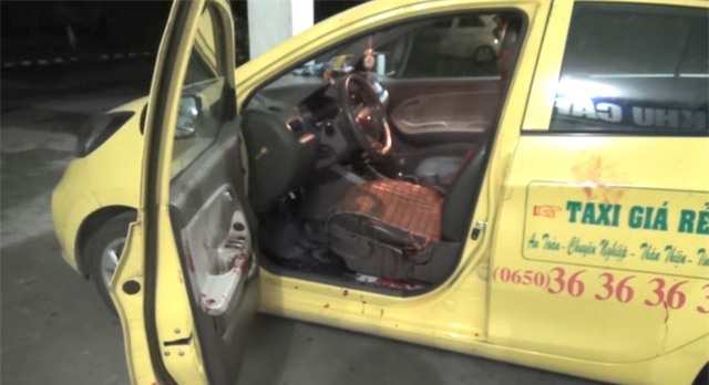 Chiếc taxi bị tên cướp thuê đi và đâm trọng thương tài xế.