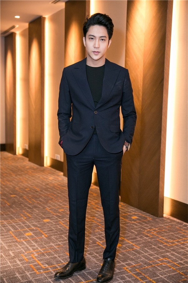 Bê Trần lịch lãm với bộ vest đen.