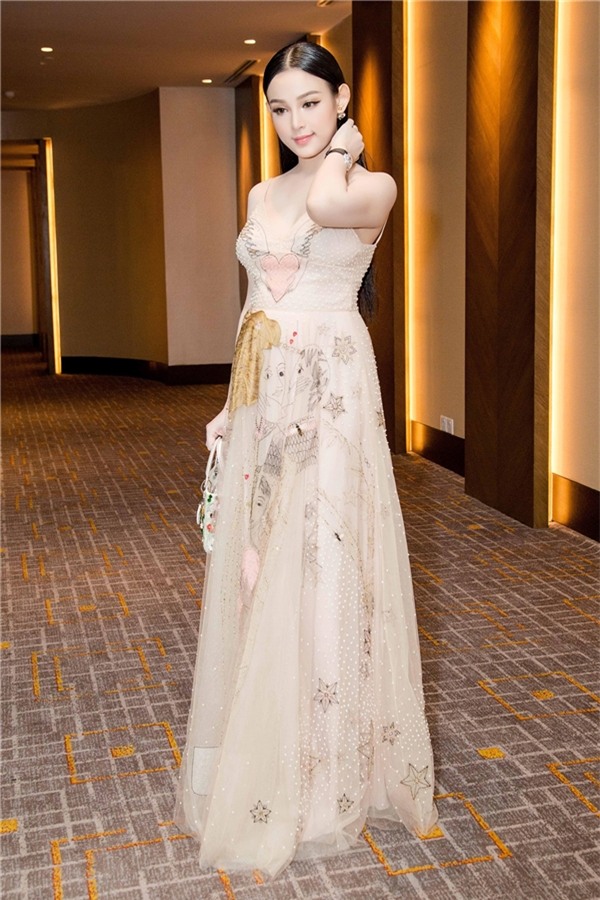 Dù đang mang thai 6 tháng, Huyền Baby vẫn tất bật với công việc.Từ sau khi lập gia đình, Huyền Baby ít tham gia các sự kiện của làng giải trí. Cô tập trung vào chăm sóc gia đình nhỏ của mình và công việc kinh doanh về làm đẹp.