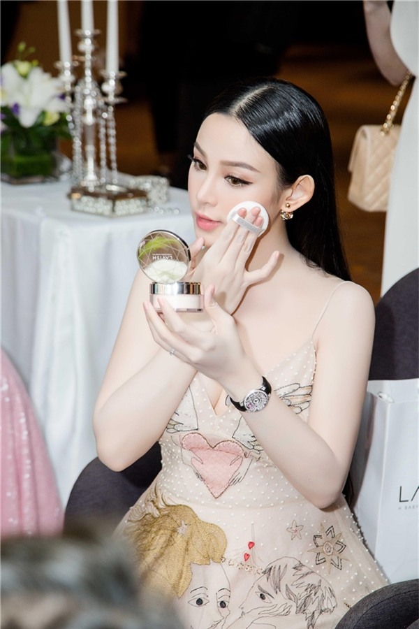 Trong sự kiện, Huyền Baby gây bất ngờ với thân hình vẫn rất thon gọn, cô di chuyểnnhanh nhẹn. Hiện tại, cô vẫn chưa tiết lộ về giới tính đứa con thứ hai sắp chào đời.