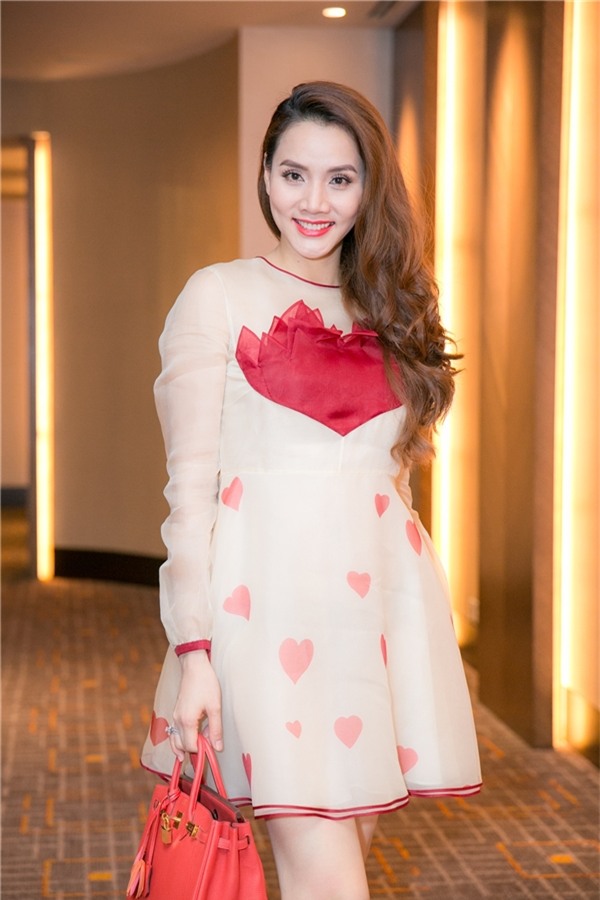 Bầu 6 tháng, Huyền Baby vẫn xinh đẹp “lấn át” dàn gái chưa chồng