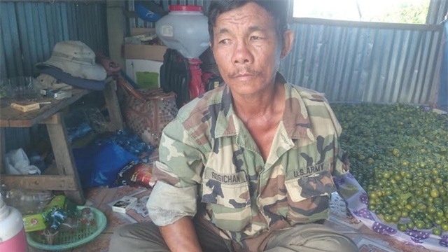 Ông Tám đang kể lại sự việc bị tai nạn