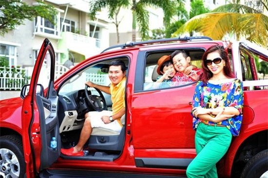 
Thu Hương kết hôn với doanh nhân Nguyễn Hoài Nam. Dù bận việc đến đâu, anh vẫn dành thời gian chở vợ con đi chơi trên chiếc siêu xe đắt tiền của mình.
