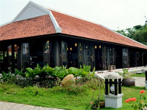 
Khu nhà của vợ chồng Thu Hương toạ lạc tại quận 9 TP HCM, được xây dựng trên nền một đầm lầy cũ với mặt bằng rộng rãi.
