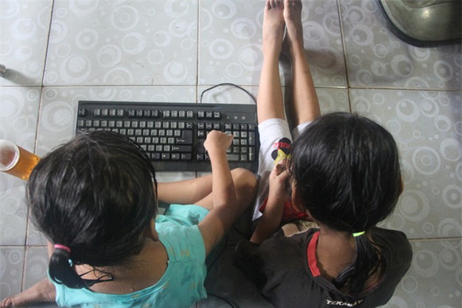 TP.HCM: Mẹ đi mua ve chai bảo con về trước, 2 bé gái sinh đôi 6 tuổi bị hàng xóm dâm ô - Ảnh 8.