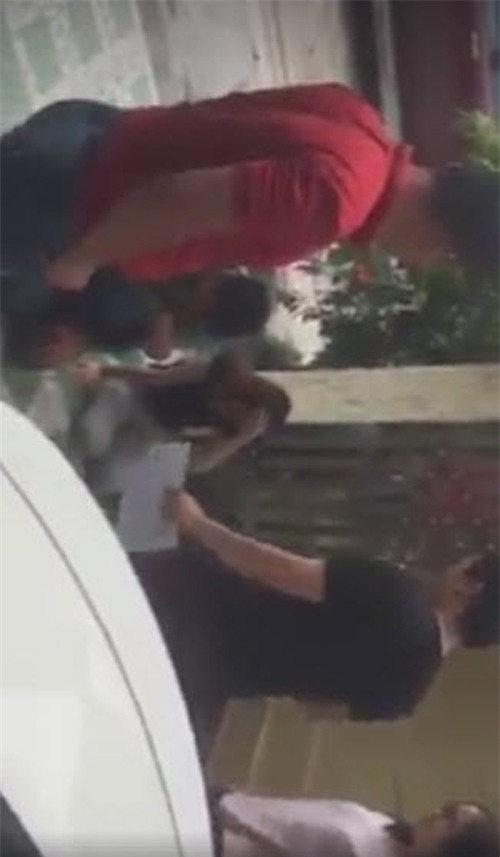 phat hien vo hen tinh nhan di du lich, chong cung "500 anh em" den tan noi lam viec danh ghen - 3