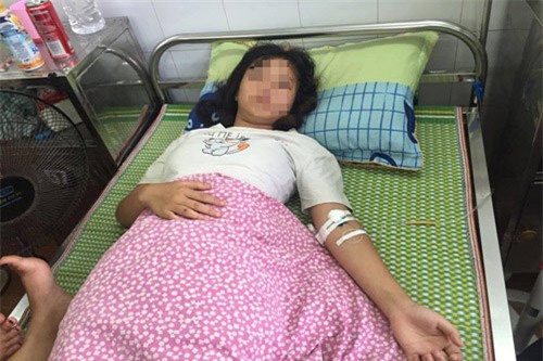 nu sinh bi 3 ban gai danh hoi dong, 20 nguoi xung quanh reo ho, co vu - 1