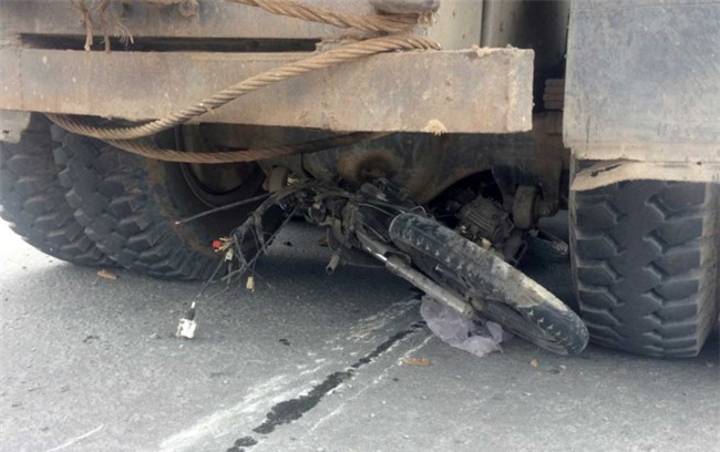 Xe tai can nat vun xe may o Sai Gon, nguoi dan ong 50 tuoi nguy kich hinh anh 1