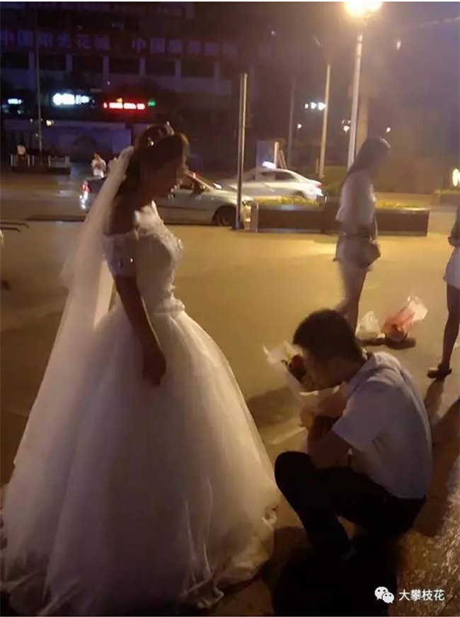 Được bạn gái mặc váy cưới quỳ gối cầu hôn, chàng trai trẻ đã có câu trả lời bất ngờ - Ảnh 3.