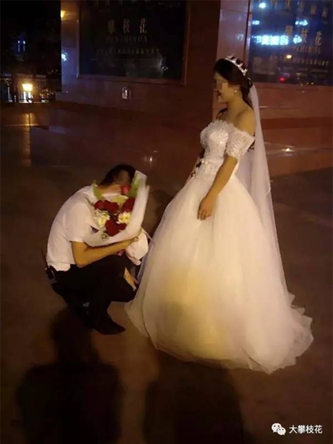 Được bạn gái mặc váy cưới quỳ gối cầu hôn, chàng trai trẻ đã có câu trả lời bất ngờ - Ảnh 4.