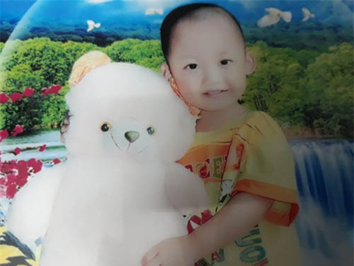 sau 6 nam, cau be bien dang vi bi cha ruot do xang dot gio ra sao? - 2