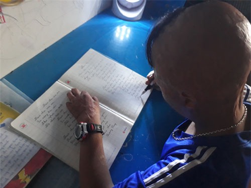 sau 6 nam, cau be bien dang vi bi cha ruot do xang dot gio ra sao? - 3