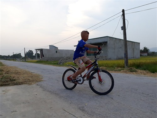 sau 6 nam, cau be bien dang vi bi cha ruot do xang dot gio ra sao? - 5