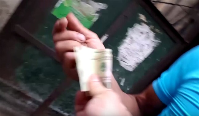 Clip: Sau chuyện khách Tây mua bịch bánh rán 700k, đến lượt PV nhập vai bị chém đẹp 300k tiền đánh giày ở Hà Nội - Ảnh 4.