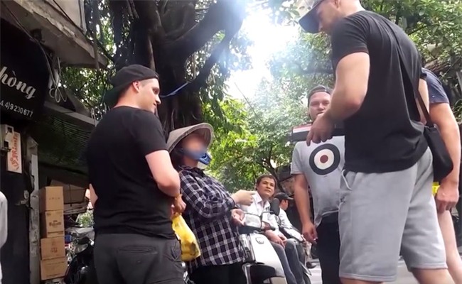 Clip: Sau chuyện khách Tây mua bịch bánh rán 700k, đến lượt PV nhập vai bị chém đẹp 300k tiền đánh giày ở Hà Nội - Ảnh 5.