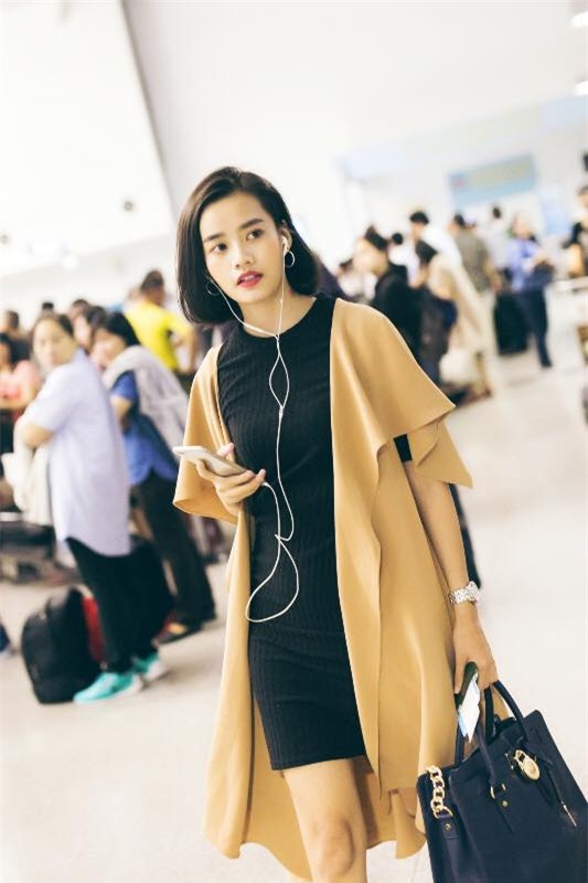 Không phải váy áo, túi xách mới là món đồ được sao Việt diện thật lồng lộn khi ra sân bay - Ảnh 11.