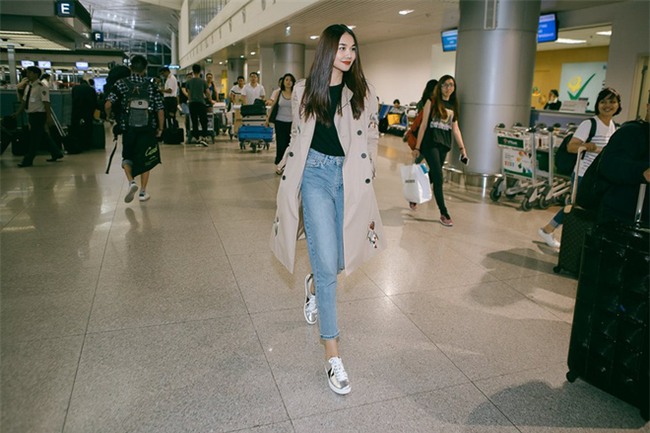 Không phải váy áo, túi xách mới là món đồ được sao Việt diện thật lồng lộn khi ra sân bay - Ảnh 5.