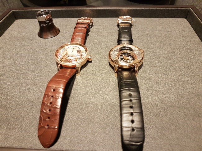 Hai chiec dong ho to chim tri gia 24 ty dong tai Ha Noi hinh anh 1