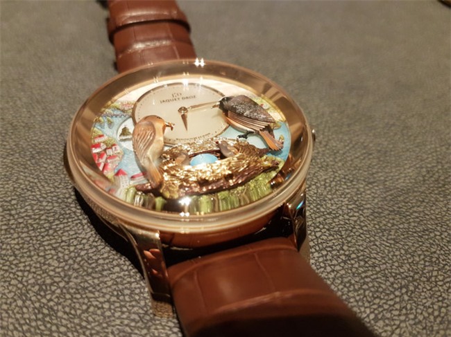 Hai chiec dong ho to chim tri gia 24 ty dong tai Ha Noi hinh anh 2