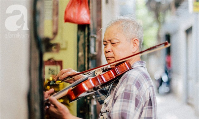 Giữa Hà Nội mùa nắng cháy, quán ốc của ông chủ tay bưng khay, tay kéo violin vẫn nườm nượp khách - Ảnh 10.