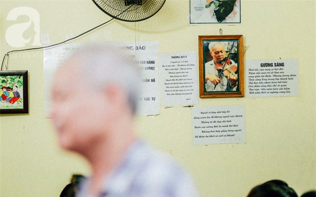 Giữa Hà Nội mùa nắng cháy, quán ốc của ông chủ tay bưng khay, tay kéo violin vẫn nườm nượp khách - Ảnh 12.