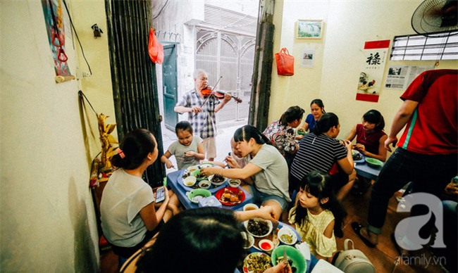 Giữa Hà Nội mùa nắng cháy, quán ốc của ông chủ tay bưng khay, tay kéo violin vẫn nườm nượp khách - Ảnh 13.