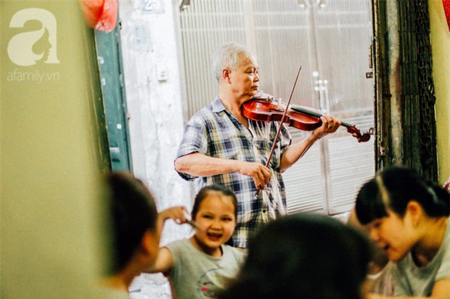 Giữa Hà Nội mùa nắng cháy, quán ốc của ông chủ tay bưng khay, tay kéo violin vẫn nườm nượp khách - Ảnh 16.