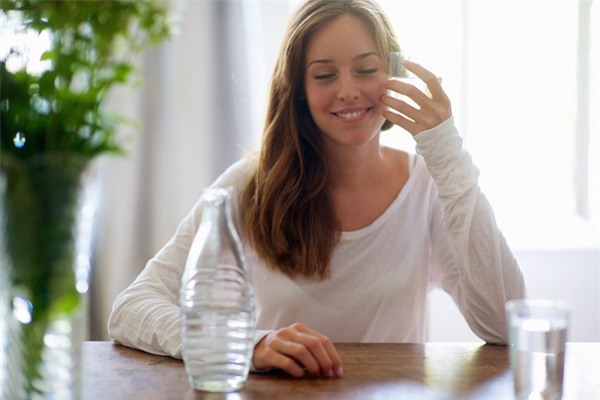 Uống nhiều nước cả ngày. Điều này sẽ khiến bạn cảm thấy no và không có cảm giác thèm ăn vặt.(ảnh minh họa)