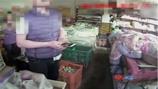 Vợ bị cưỡng hiếp và cướp hơn 300 triệu đồng, chồng báo cảnh sát thì phát hiện sự thật gây sốc - Ảnh 1.