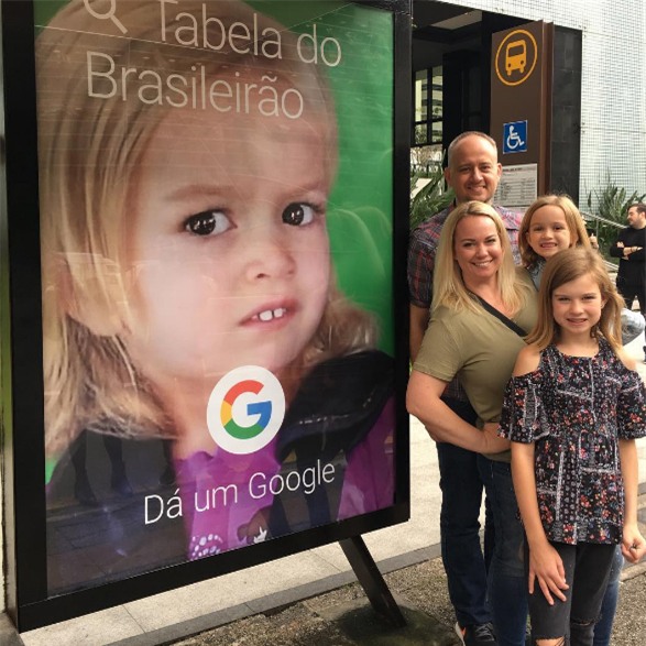 Cô bé cau có nổi tiếng YouTube một thời giờ xinh xắn đốn tim dân mạng - Ảnh 2.