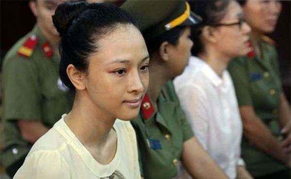 Trương Hồ Phương Nga và và bạn của hoa hậu là cô Nguyễn Đức Thùy Dung bị TAND TPHCM đưa ra xét xử về tội “Lừa đảo chiếm đoạt tài sản”.