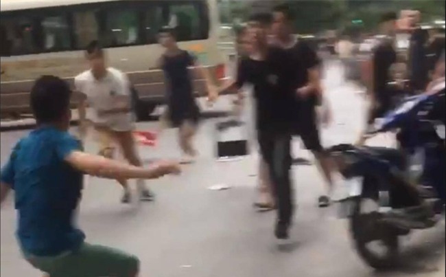 Hà Nội: Hai nhóm nam thanh niên cầm hung khí lao vào hỗn chiến giữa phố
