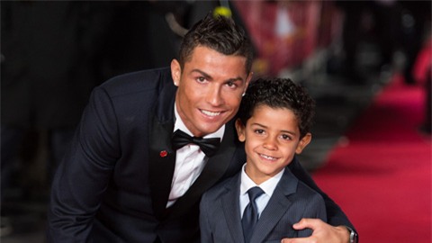 Rộ tin Ronaldo đón cặp sinh đôi nhờ đẻ thuê