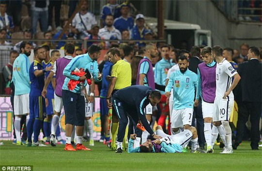 Trợ lý HLV Bosnia đấm gãy răng cầu thủ Hy Lạp - Ảnh 2.