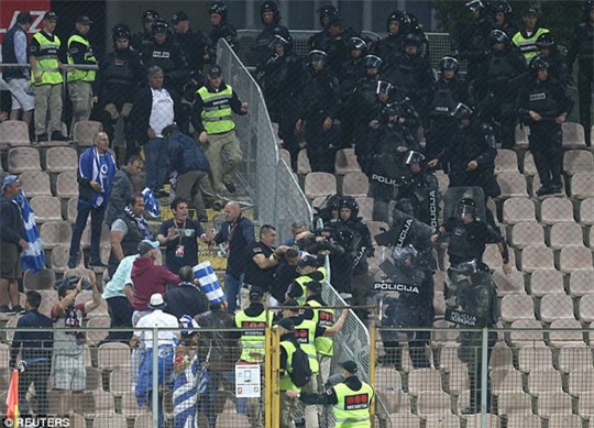Trợ lý HLV Bosnia đấm gãy răng cầu thủ Hy Lạp - Ảnh 4.