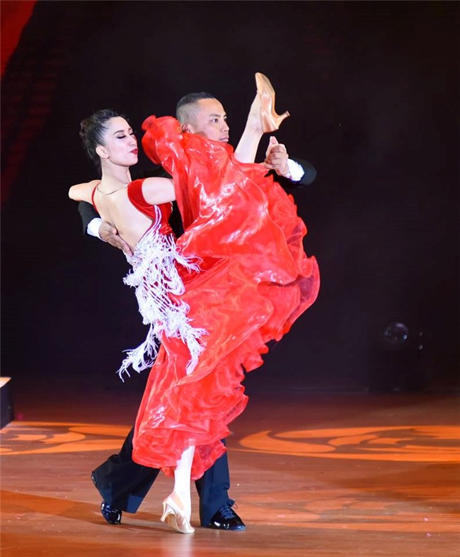 Suc quyen ru ma luc cua Khanh Thi dat tren tung buoc nhay hinh anh 4