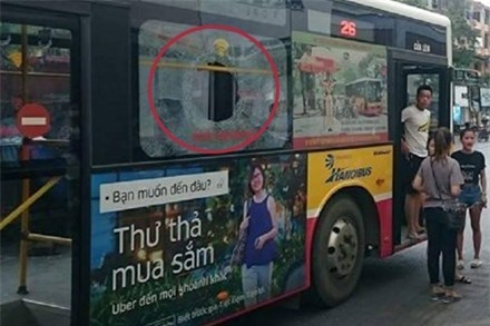 Chiếc xe buýt bị ném thủng kính.