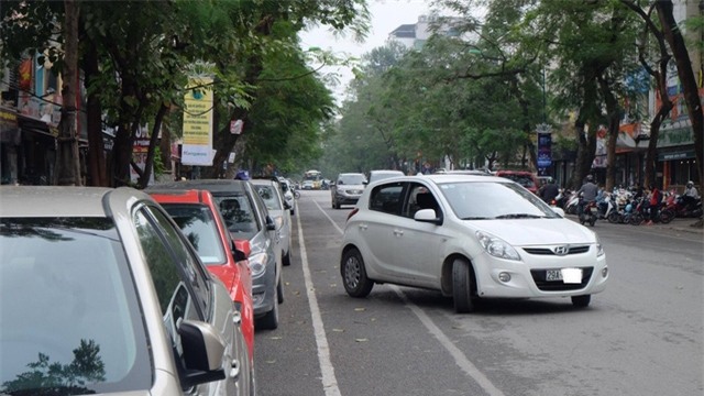 Chỗ đỗ xe chật kín, nỗi khổ của dân giàu Hà Nội
