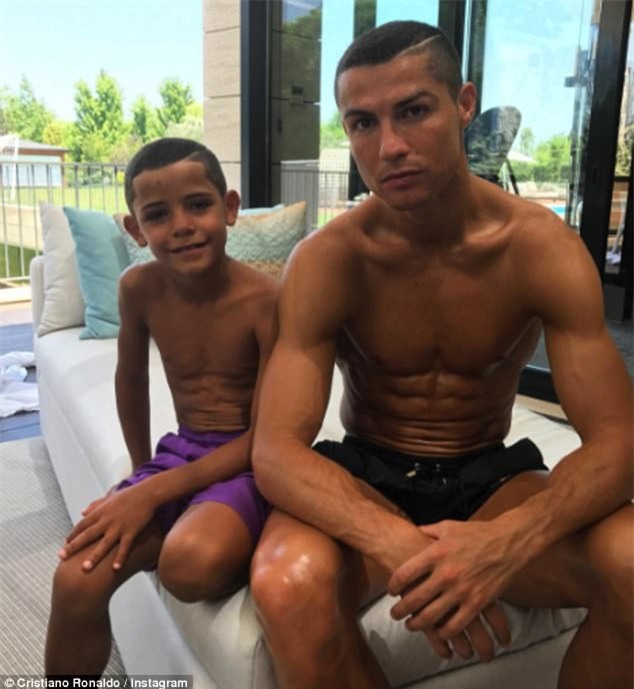 Con trai Ronaldo cạo đầu y hệt bố - Ảnh 1.