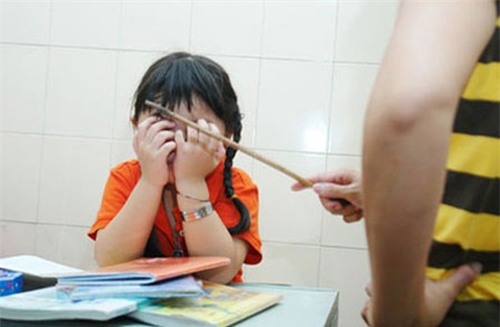 Giáo viên phạt học sinh nhổ nước bọt vào mặt nhau vì không hoàn thành bài tập - Ảnh 1.